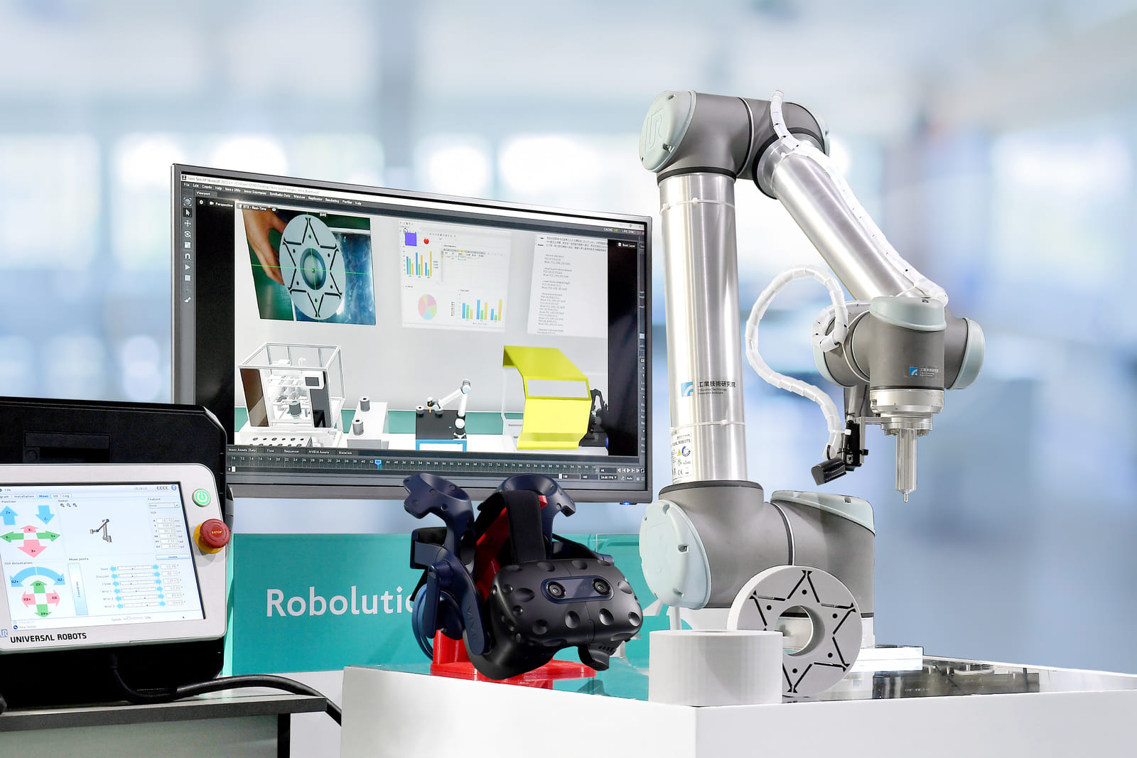 AI and Sim2Real technologies are adopted to create a realistic simulation of a manufacturing factory.