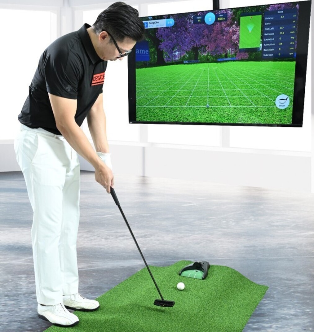 iGolfPutter provides indoor players with the sensation of playing on an outdoor course.