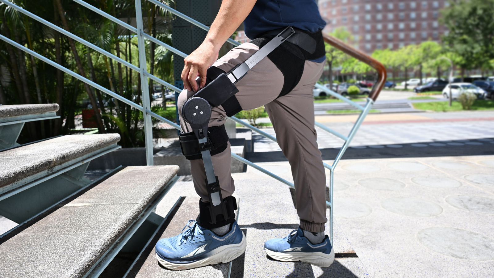  The device is easy to wear and provides strength support to users with knee joint degeneration.