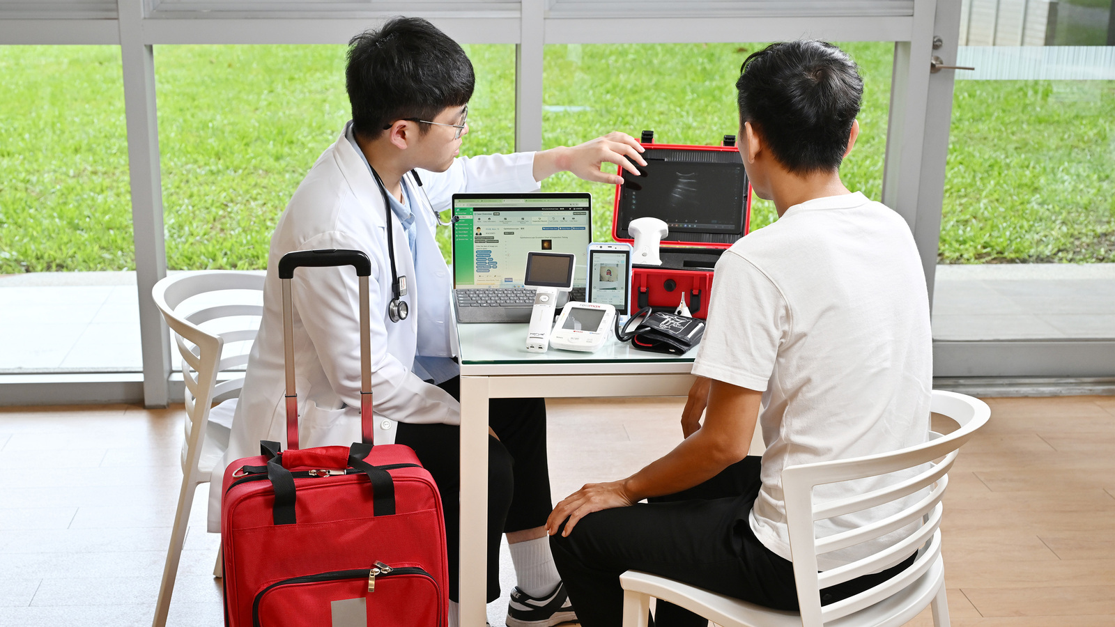 Physicians can easily carry the portable device to provide medical services during remote visits.